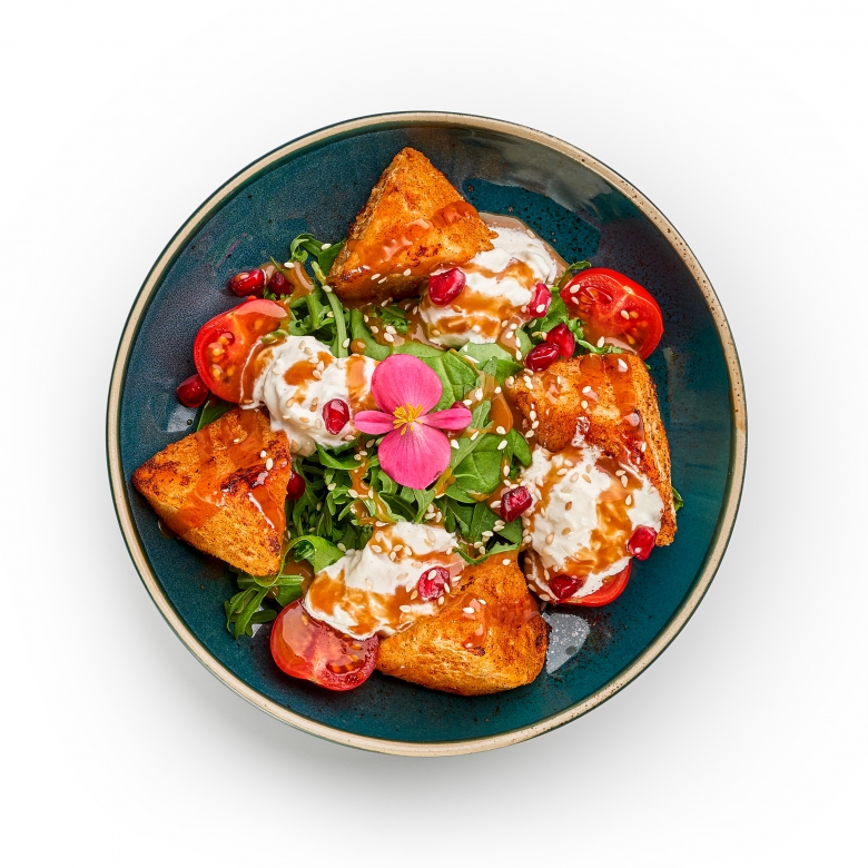 Салат с баклажаном и страчателлой 