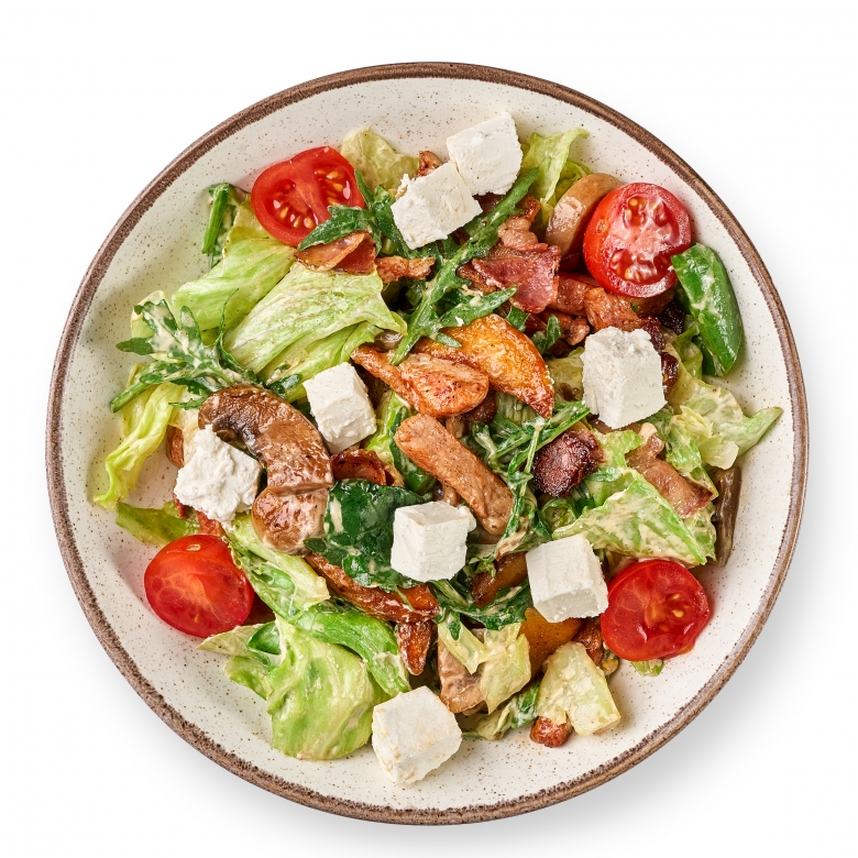 Салат с курицей и беконом